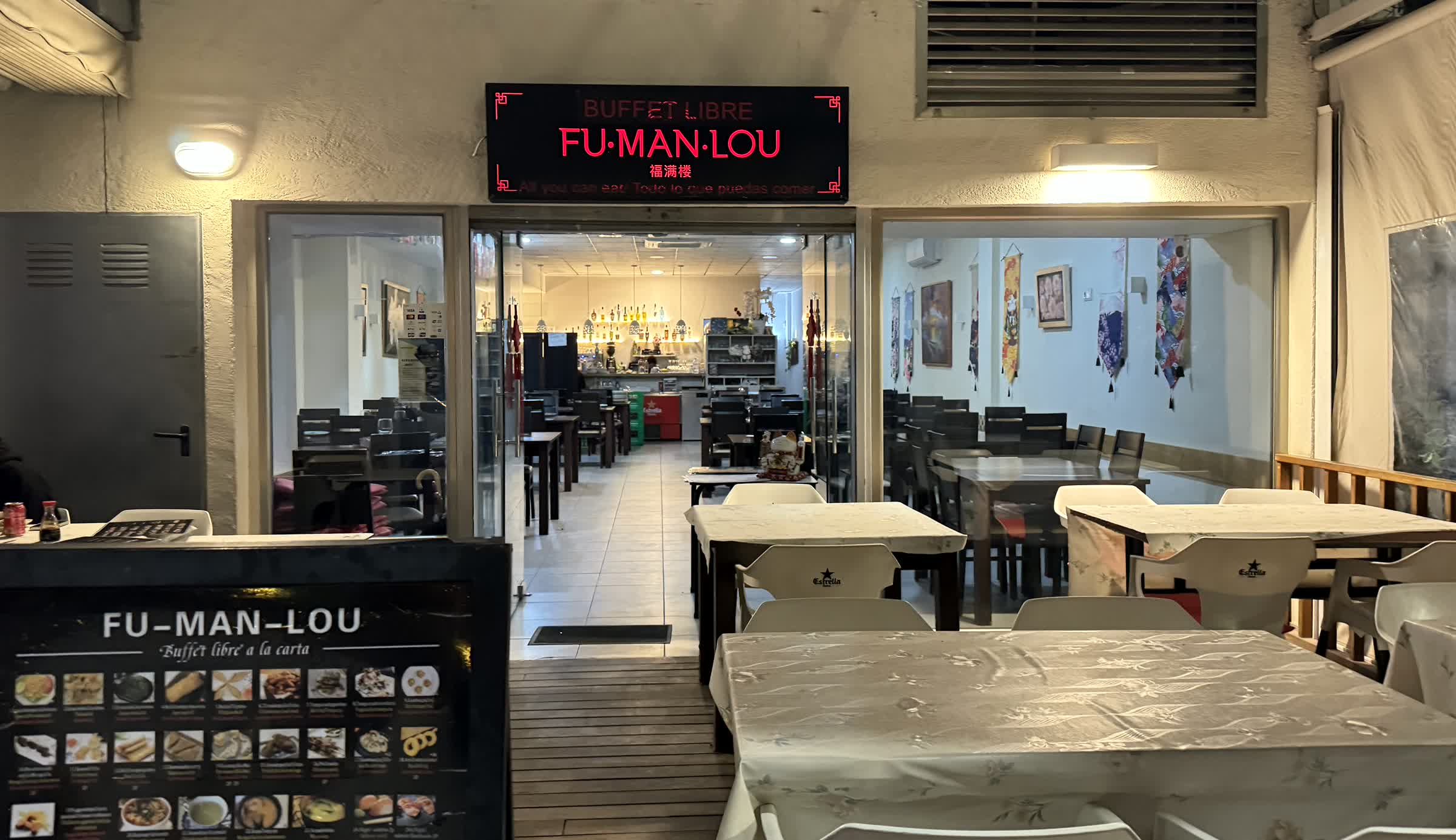 Terraza y entrada de FU MAN LOU